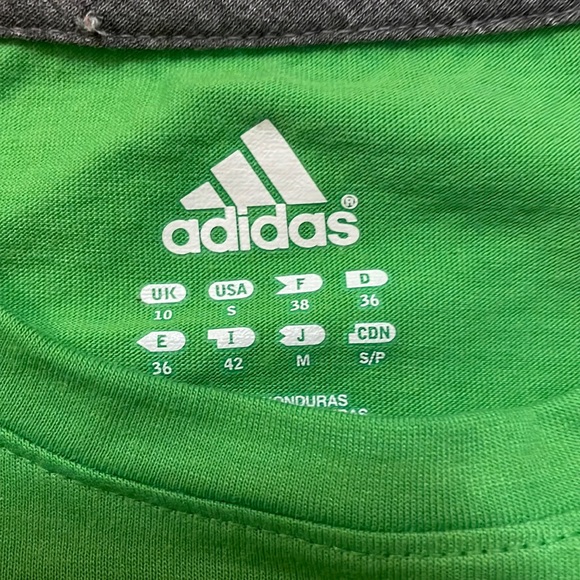 ⚽️🏀ADIDAS GREEN TEE • SIZE SMALL • VERY SMALL BLEACH STAINS ON FRONT LOWER🏀⚽️ - Picture 4 of 5
